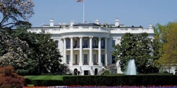 Бои без правил у Белого дома: Трамп шокировал Вашингтон размахом своего 80-летия. ВИДЕО