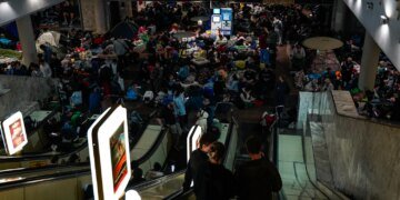 Комбінована атака на Київ: жителі столиці масово спускаються в метро