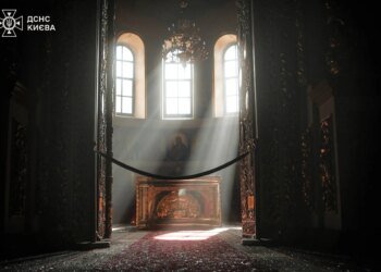 У Лаврі загасили пожежу на даху храму після атаки рф, до ліквідації наслідків у Києві залучено авіацію – МВС