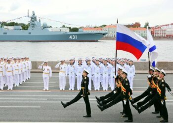 Гордость на дне: в Питере панически боятся выводить корабли на парад