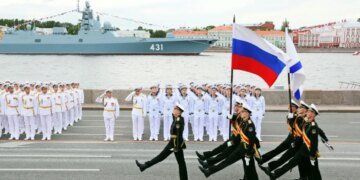 Гордость на дне: в Питере панически боятся выводить корабли на парад