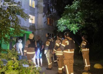 Россияне ночью атаковали Сумы с помощью дронов: погиб человек, повреждено девятиэтажное здание. ФОТО
