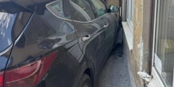 В Киеве водитель на большой скорости влетел в магазин