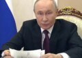 Держал листы вверх ногами: в сети заметили странную деталь на совещании с Путиным. ВИДЕО