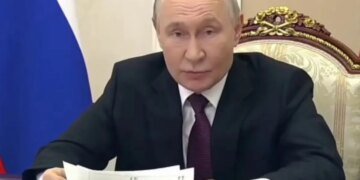 Держал листы вверх ногами: в сети заметили странную деталь на совещании с Путиным. ВИДЕО