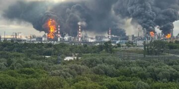 Удары по НПЗ привели к падению производства нефтепродуктов в России до минимального уровня за последние 10 лет
