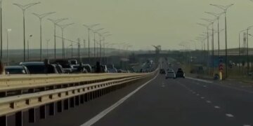 На виїзді з Криму утворився 15-кілометровий затор, вночі рух Кримським мостом перекрили – ASTRA