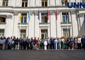 У Києві підняли прапор кримських татар з нагоди Дня стягу – фоторепортаж
