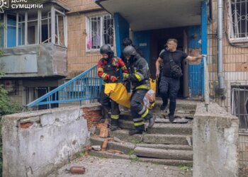 В Сумах в результате российских атак пострадали 13 человек, в том числе двое детей. ВИДЕО
