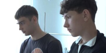 17-летний и 14-летний парни вынесли десятерых пострадавших из опасной зоны после удара по Запорожью. ВИДЕО