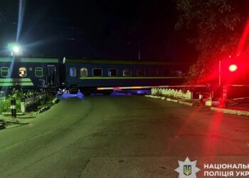 В Хмельницком поезд столкнулся с легковым автомобилем: двое человек погибли. ФОТО