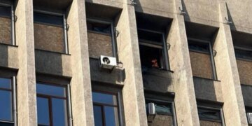 Силы РФ нанесли удар по автобусу в Запорожье: есть пострадавшие, позже дрон атаковал здание ОВА