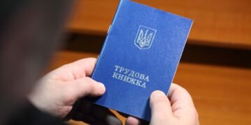 Сегодня последний день. Что будет, если не оцифровать трудовую книжку вовремя