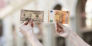 Курс валют після вихідних: скільки коштують долар і євро у перший день літа