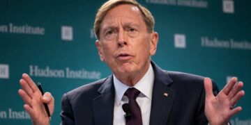 Петреус: Украина переписывает правила войны, а Путин сдает назад