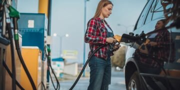 Ціни на пальне впадуть? Чому бензин та дизель дешевшають повільніше, ніж світова нафта