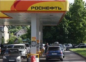 Россия потеряла четверть производства бензина на фоне атак по НПЗ, – Reuters