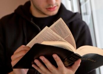 Коли дарують Біблію: важливі події та поради щодо вибору Святого Письма