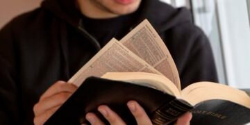 Коли дарують Біблію: важливі події та поради щодо вибору Святого Письма