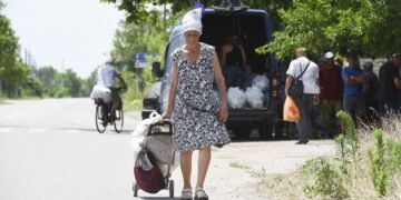 Международная помощь переселенцам в Украине сократилась вдвое