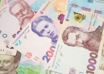 Гривня надійніша за євро: в НБУ розповіли, як часто підробляють українські банкноти