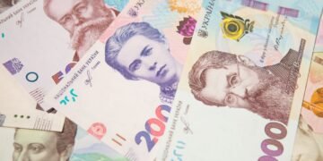Гривня надійніша за євро: в НБУ розповіли, як часто підробляють українські банкноти