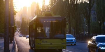 Транспорт в Киеве курсирует с изменениями, некоторые улицы перекрыты: маршруты