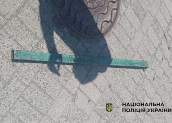 Вулиця перетворилась на хаос: у Києві трощили авто металевим прутом