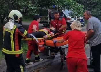 Вогняна пастка у Києві: жінка зірвалася з балкона палаючої багатоповерхівки