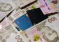 Українці дедалі рідше користуються готівкою: 96% операцій з картками стали безготівковими