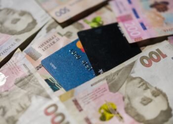 Українці дедалі рідше користуються готівкою: 96% операцій з картками стали безготівковими