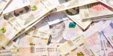 Понад 100 тисяч на руки: скільки заробляють міністри та керівництво Кабміну