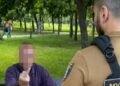 У Києві чоловік із битою лякав людей у парку: його затримали