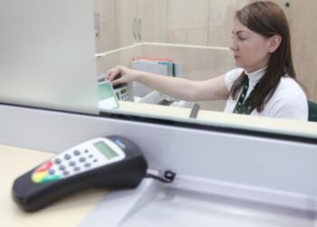 ПриватБанк чи Ощадбанк: де кращий курс і чому не вигідно міняти “старі” долари на нові