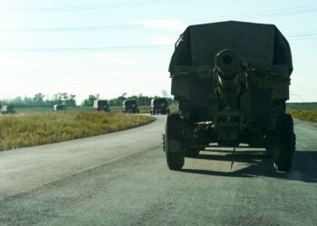 “Коридор” в Крым трещит по швам: ГУР эффектно уничтожило технику россиян (видео)