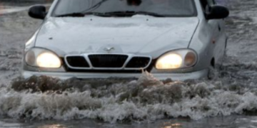 Дороги Києва заливає водою: наслідки потужної зливи, – ВІДЕО
