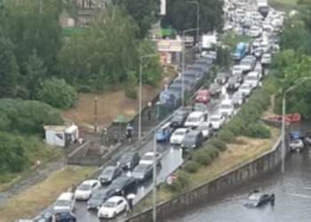 Наслідки удару стихії: в Києві автівка заблокувала рух транспорту, – ФОТО