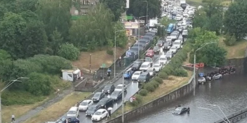 Поліція на дорогах: в Києві перекинулась автівка під час зливи, – ФОТО