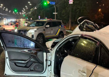 Сильний удар знищив автівку: в Києві перекрили місце аварії, – ФОТО