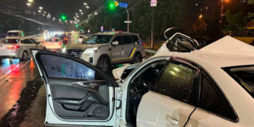 Сильний удар знищив автівку: в Києві перекрили місце аварії, – ФОТО