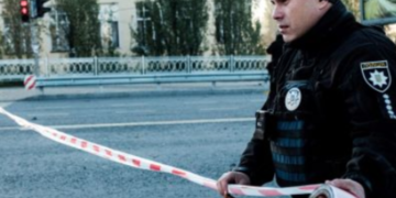 Потрійна ДТП на Київщині: уламки металу заблокували дорожній рух, – ФОТО