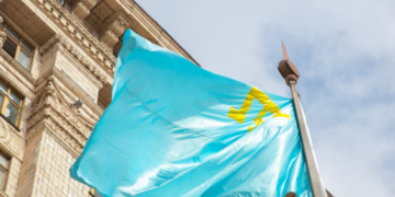 У центрі Києва замайорів бірюзовий прапор: причина та значення, – ФОТО