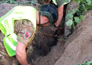 Удар із неба – падіння із вибухом: в Києві перекрили небезпечну зону, – ФОТО