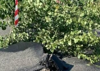 Дорога буквально вибухає від спеки: під Києвом на трасі почали здійматися бетонні плити