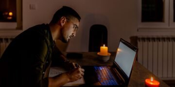 Графіки відключень повертаються через спеку: де та коли не буде світла 30 червня