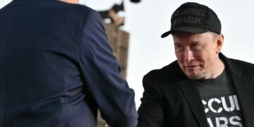 Ілон Маск тепер перший у світі трильйонер і може подвоїти цю суму