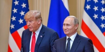 Трамп поговорил с Путиным, отправит посланников в Москву: что говорит Кремль о звонке