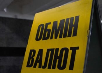 Долар та євро пішли на спад: де вигідніше купити валюту 12 червня