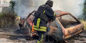 Дрон попал в легковой автомобиль в центре Херсона: один человек погиб, трое получили ранения