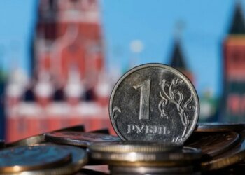 Деревянный больше не нужен: союзники Кремля объявили тотальный бойкот наличному рублю